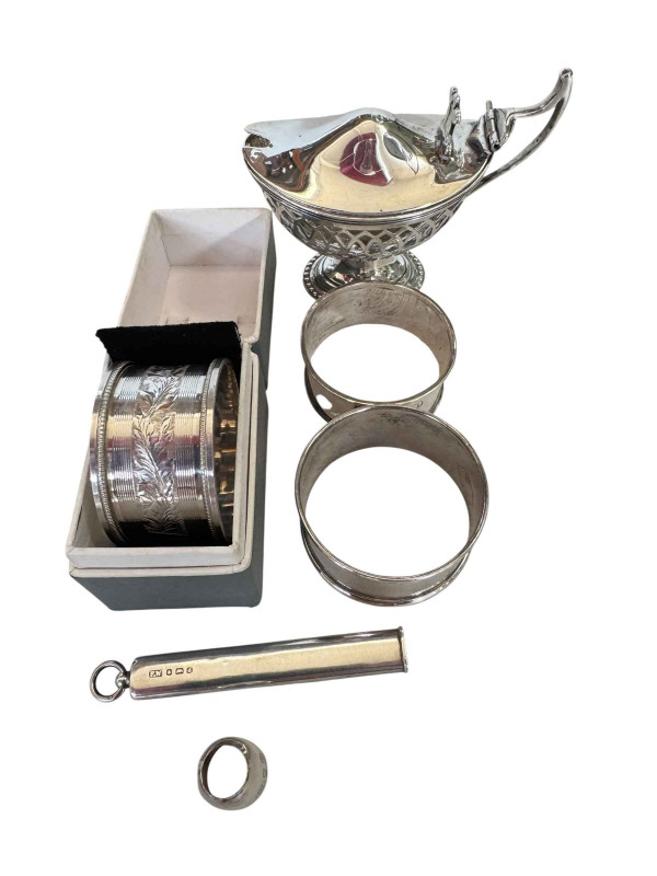 Three silver napkin rings, silver mustard pot, pencil holder and a fitting (5).