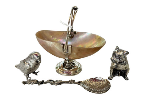 Silver parrot pin cushion, 4.5cm high, Birmingham 1922, silver and mother...