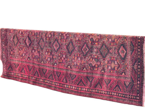 Fine handknotted red ground Persian carpet 2.90 by 1.75m.