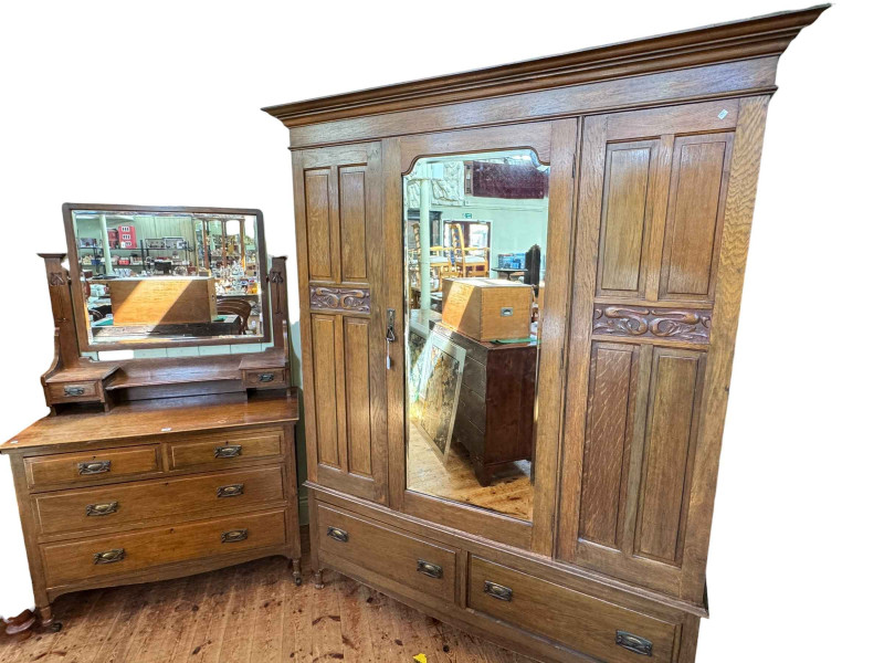 Edwardian oak mirror door wardrobe and dressing table, wardrobe 168cm wide, 207cm high.