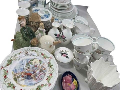 Fourteen Royal Doulton Brambly Hedge collectors plates, Susie Cooper tea...