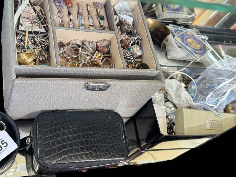 Large collection of costume, silver jewellery, watches, etc. thumbnail