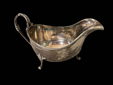 Silver sauce boat, Sheffield 1931.