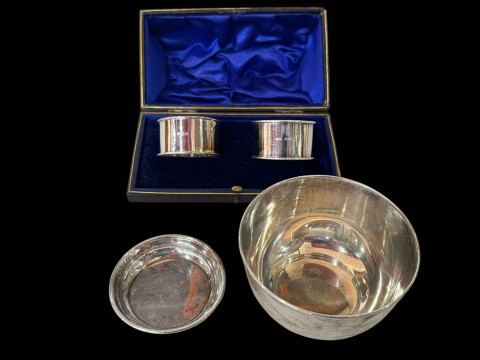 Pair silver napkin rings, Birmingham 1924, silver sugar basin, Sheffield...