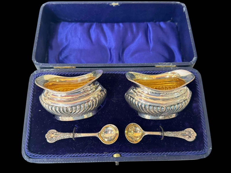 Pair cased silver fluted open salts and spoons, Birmingham 1913.
