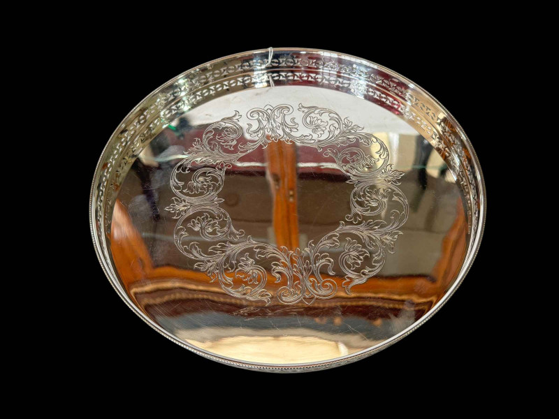 Silver gallery tray with engraved scroll decoration, Birmingham 1971, 27cm diameter.