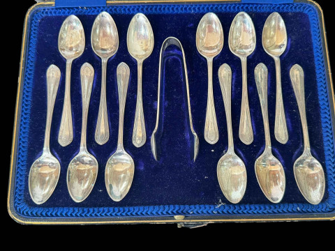 Cased set of twelve silver teaspoons with EP tongs, Sheffield 1914.