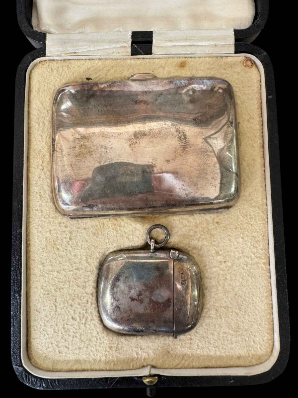 Cased silver cigarette case and vesta, Chester 1910/11.