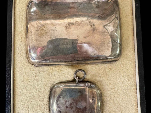 Cased silver cigarette case and vesta, Chester 1910/11.