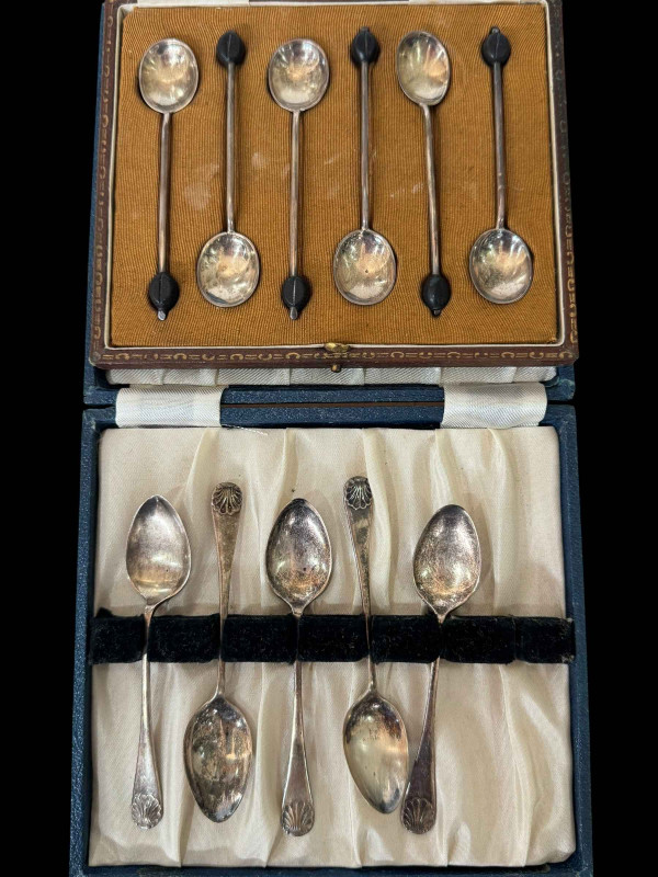 Cased silver coffee bean spoons, and five silver teaspoons.