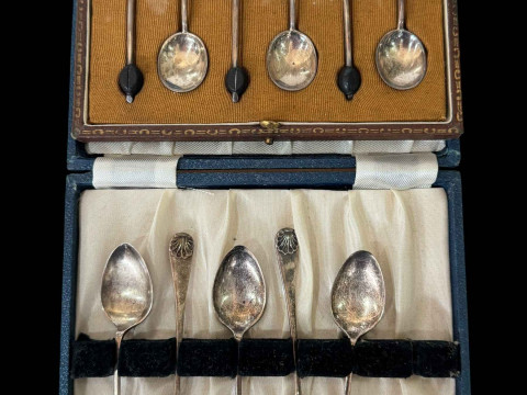 Cased silver coffee bean spoons, and five silver teaspoons.