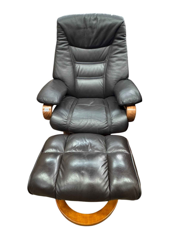 Stressless style swivel chair with footstool.
