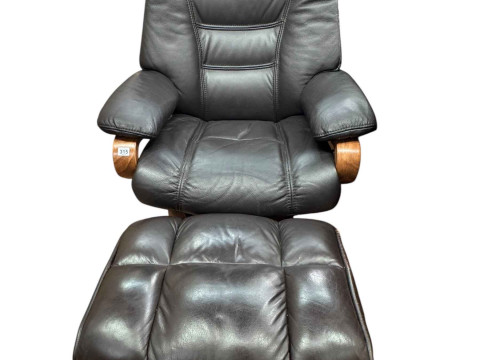 Stressless style swivel chair with footstool.