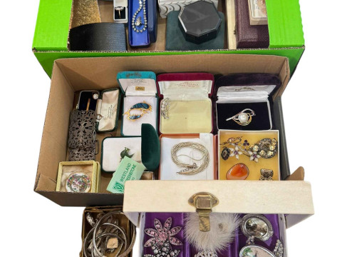 A collection of assorted costume jewellery including rings, brooches,...