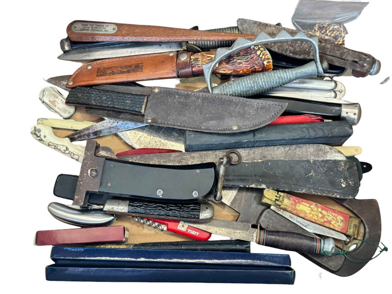 Collection of over twenty vintage knives.