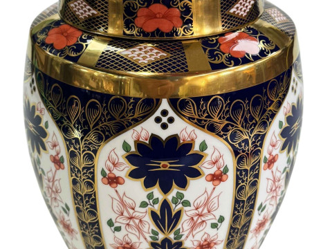 Large Royal Crown Derby Imari pattern ginger jar with lid, 21.5cm.