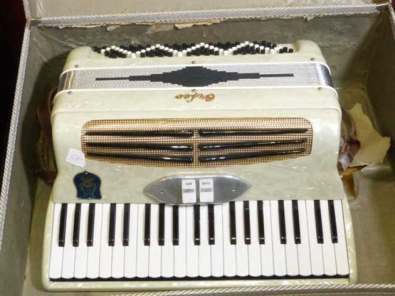 Cased Orfeo ladies piano accordion.