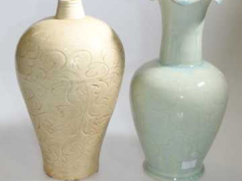 Chinese vase 29.5cm high and a bottle vase, 27cm high.
