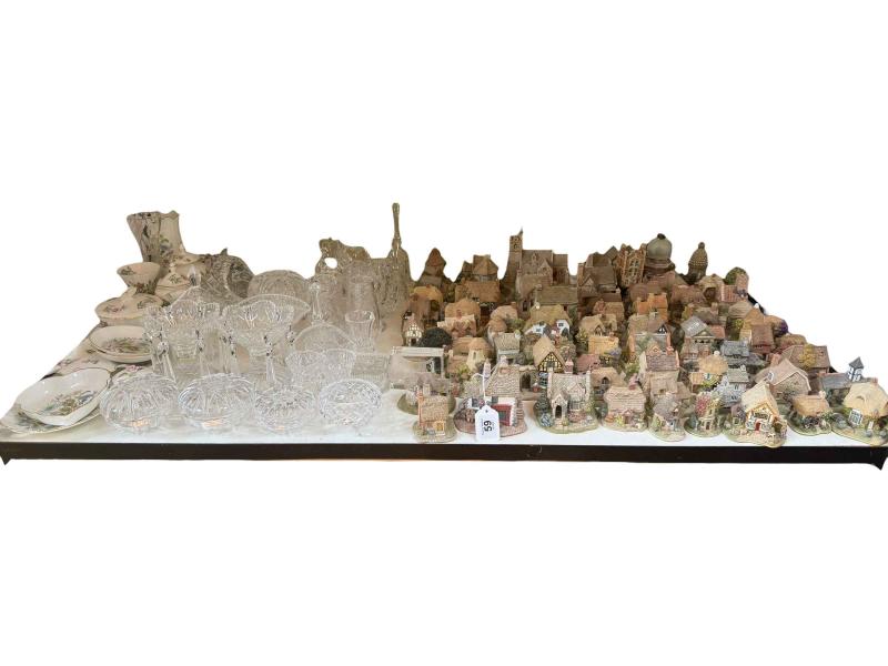 Large collection of Lilliput Lane Cottages together with a
