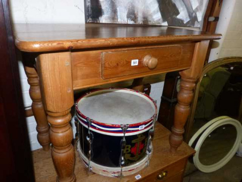 Pine single drawer side table on turned legs