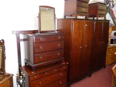 Stag minstrel eight piece bedroom suite
