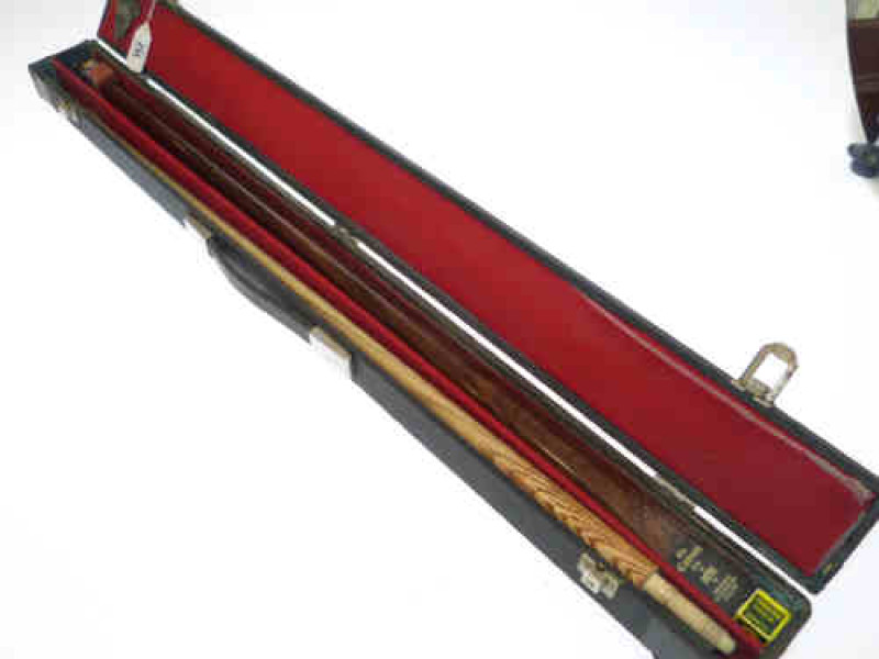 Cased 'The Cannon' snooker cue