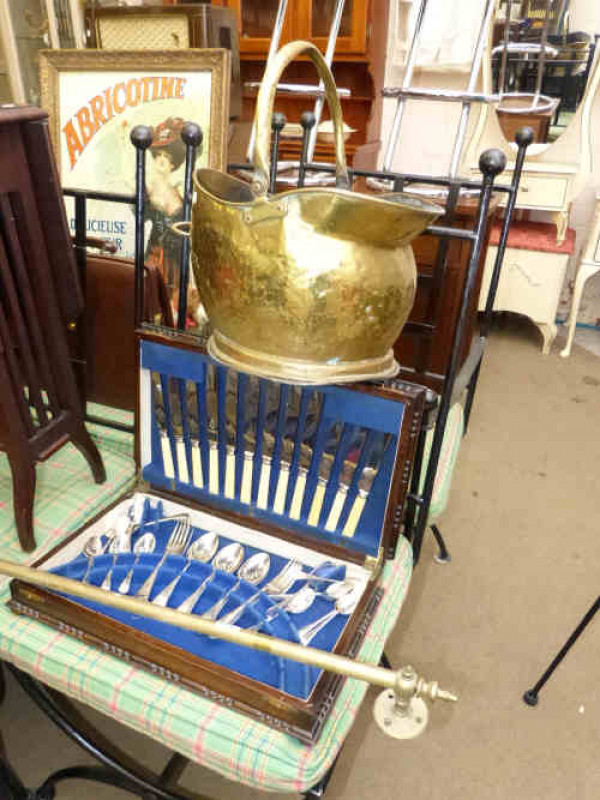 Oak canteen of cutlery, brass coal helmet and brass cornice pole (3)