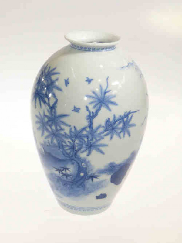 Chinese blue and white ovoid vase with figure and landscape decoration, 21cm high