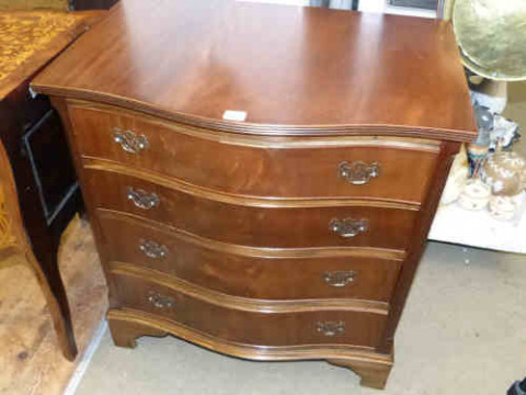 Mahogany serpentine front four drawer chest on bracket feet