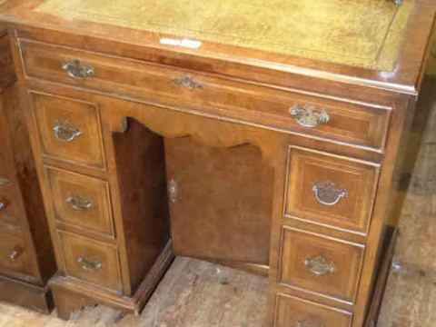 Neat Georgian style mahogany crossbanded seven drawer kneehole desk
