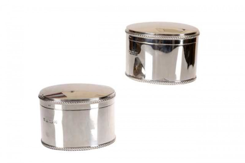 A pair of Georgian style silver boxes, Birmingham 1997, oval with gadrooned rims and hinged covers. Approximately 36 troy ozs,10.5cm by 14cm