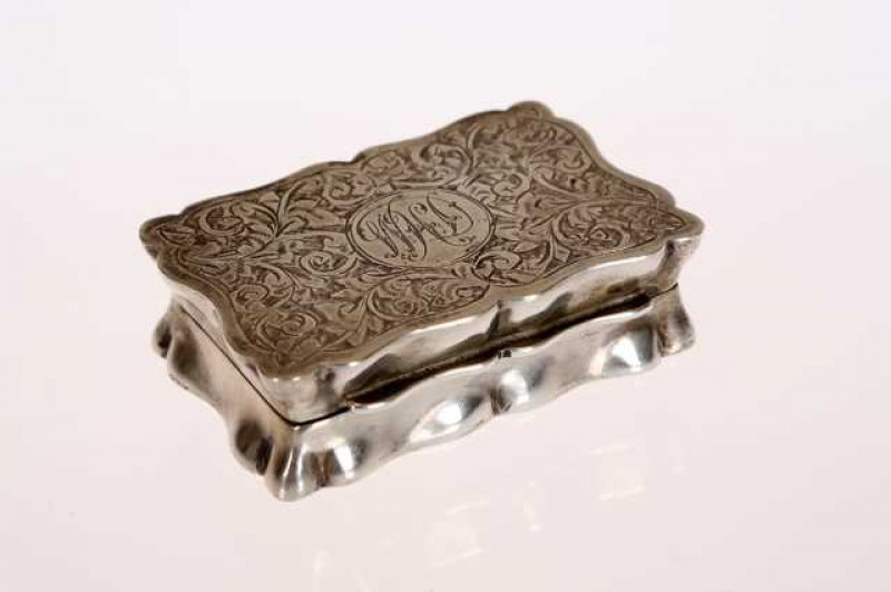 An Edwardian silver snuff box, S. Blanckensee & Sons Ltd, Birmingham 1907, of shaped rectangular form, engraved with scrolling foliage and a monogram. 5cm by 3.5cm
