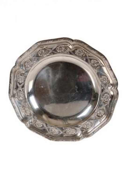 An Arts & Crafts silver plate, Goldsmiths & Silversmiths Co, probably London 1896, chased with a band of scrolling vine and flowerheads. Approximately 18.3 troy ozs, 24cm