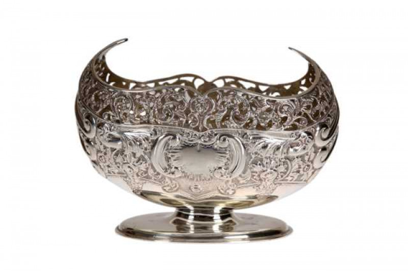An Edwardian silver bowl, George Jackson & David Fullerton, London 1901, the oval body with a broad pierced rim above chased C-scrolls and foliage, raised on an oval stepped flattened foot. Approximately 7.8 troy ozs, 11cm by 16cm by 9.5cm