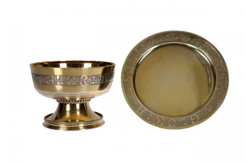 A George V silver gilt bowl and stand, S. Blanckensee & Son Ltd, Birmingham 1925 and 1927, each chased in the Arts & Crafts style with the motto SOLIDEO HONOR GLORIA (Glory to God alone), the bowl raised on a stepped circular foot with beaded and ropework