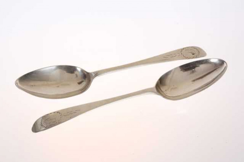 A pair of George III silver tablespoons, Pinkney & Scott, Newcastle 1808, Old English pattern, each engraved with a 'P' within a cartouche, well struck marks. Approximately 3.9 troy ozs, 22cm