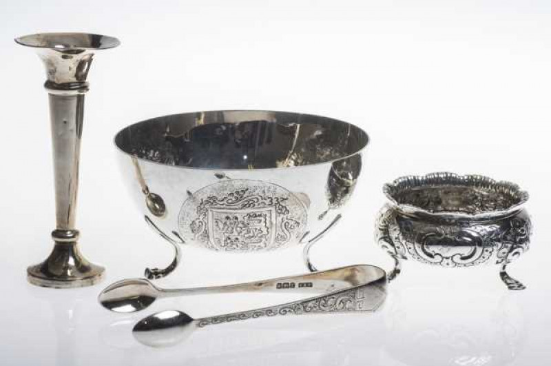 A collection of silver, comprising 800 grade bowl, stamped SOPHOCLIDES; Victorian salt, bud vase and sugar tongs. (4) Bowl 11cm
