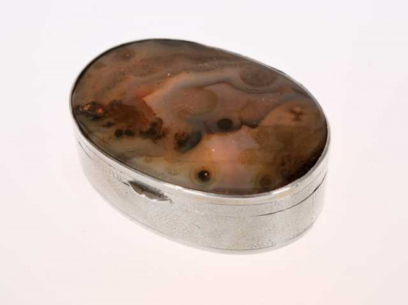 A Chinese silver and hardstone box, Luen Wo, Shanghai, oval with hardstone inset cover, the sides with hammered finish, hinge a/f. Approximately 2.1 troy ozs, 6.5cm by 4.5cm