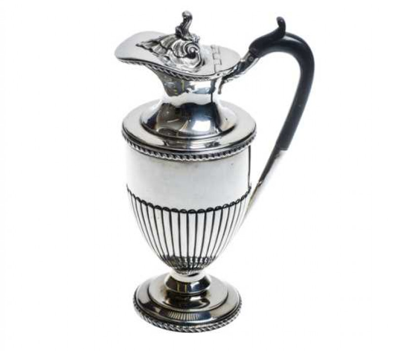 An Edwardian silver jug, Barker Bros, Chester 1908, of pedestal form with shell cast hinged cover and reeding. Approximately 14.6 troy ozs, 23cm