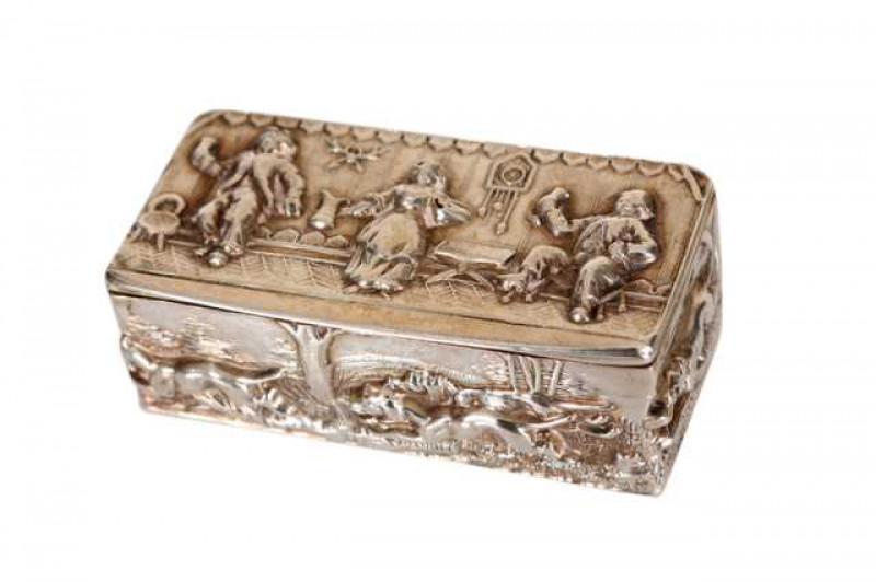 A small Edwardian silver trinket box, Birmingham 1901, maker T.H, embossed with a boar hunting scene to the sides and jovial figures to the hinged cover. Approximately 1.2 troy ozs, 6cm by 3cm