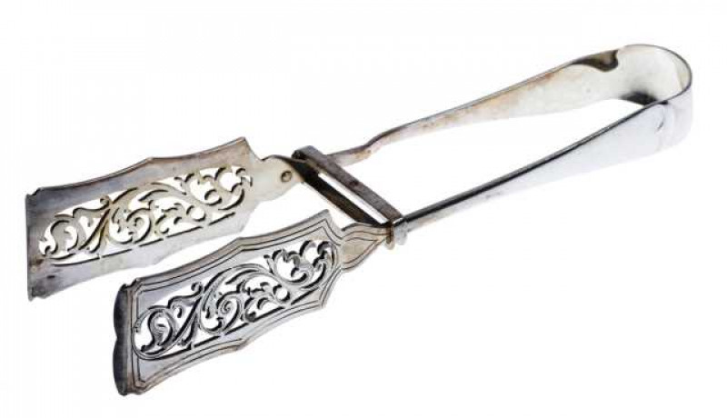 A pair of George V silver asparagus tongs, James Dixon & Sons, Sheffield 1913, Old English pattern. Approximately 4.3 troy ozs, 21.5cm