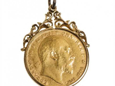 An Edward VII 1907 sovereign, in a loose mount.