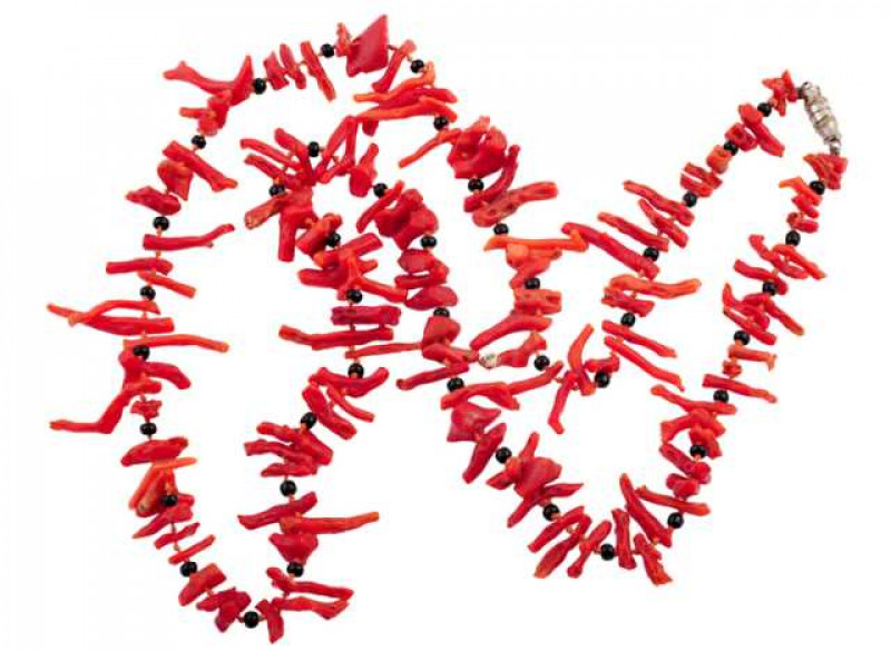 A coral and black bead necklace, the irregular shaped coral strands alternately spaced every three strands with a simple black bead spacer, held by a simple screw barrel clasp. Length approx. 32cm. Weight approx. 30.5gms.