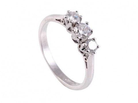 A diamond ring, the three slightly graduating diamonds each five claw...