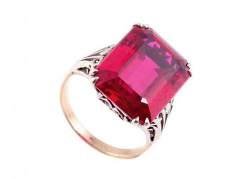 A red stone ring, the large rectangular cut red stone four double claw...