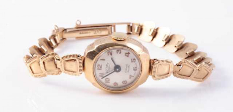 A vintage lady's Rotary 9 carat gold wristwatch, with 17 jewel movement and hallmarked case and strap. Approximately 13 grams