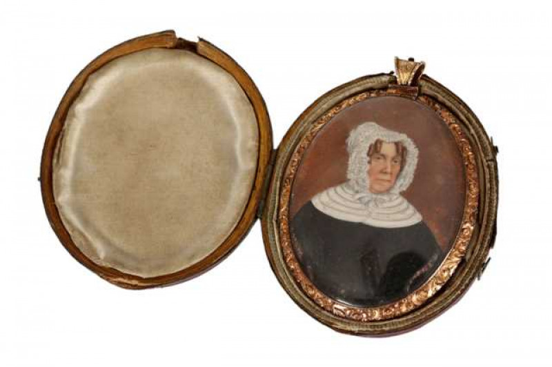 A fine double sided portrait miniature, in gilt metal frame (tests as gold), depicting a lady and gentleman, in silk lined red Morocco leather case, 9cms high.