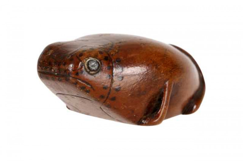 A 19th Century treen snuff box, carved as a toad, 8.5cms long.
