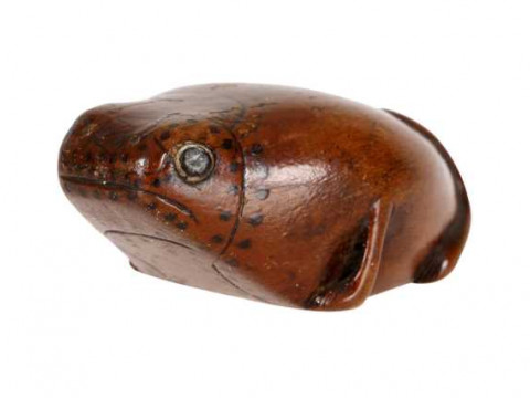 A 19th Century treen snuff box, carved as a toad, 8.5cms long.