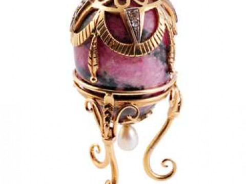 A rose quartz and 'jewelled' egg on stand, the metal testing as 14 carat...